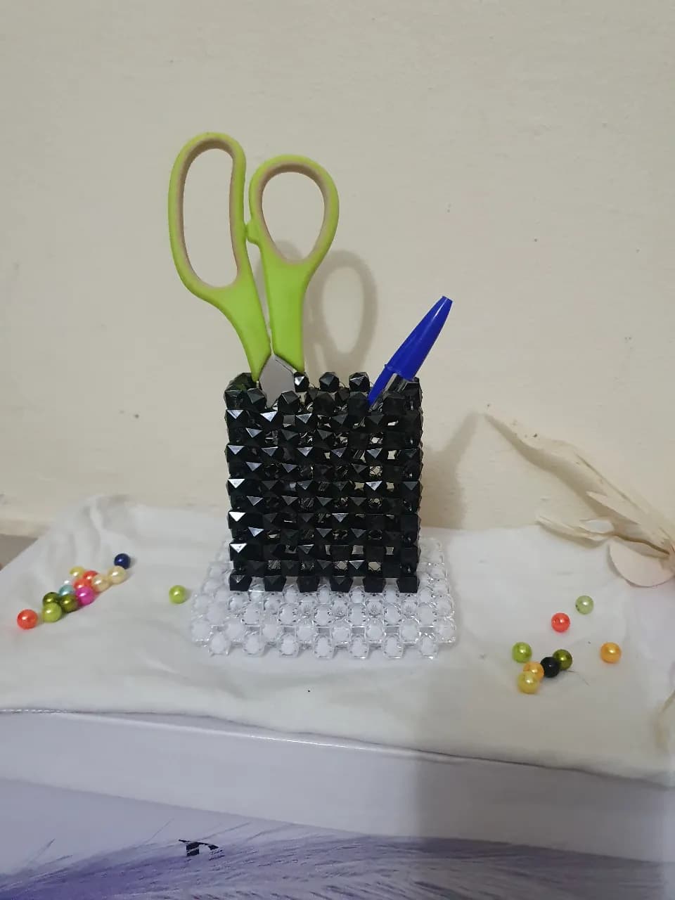 Le produit Porte stylo en perle noir blanc